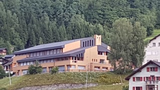 vista sin l'entira chasa da scola a Danis