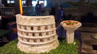 Il Colosseum da Roma fatgs dal maister-pizzaiolo Claudio Vicanò ord pasta da pizza.