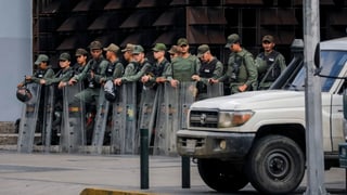 commembers da la garda naziunala avant ils biros da la procura generala da la Venezuela