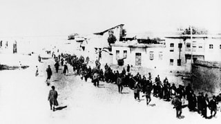 Ina scena da via l'on 1915. Suldada osmana metta in lingia Armens.