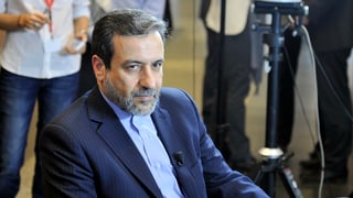 ll viceminister da l'exteriur iranais Abbas Araghchi durant ils discurs d'atom.