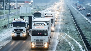 Collonas d'autos sin autostrada en il nord da l'Ollanda.