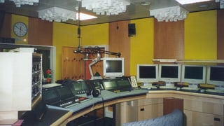 Studio da radio da l'onn 2000 cun ina massa computers e technica. Studio da radio da l'onn 2000 cun ina massa computers e technica.