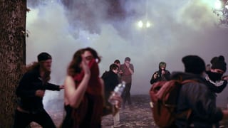 Protestas a Portland en l'Oregon - persunas fugian dal gas lacrimogen.