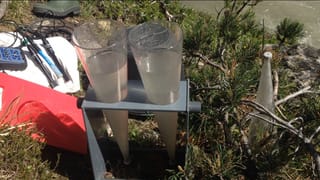 Dratguir dad Imhoff per mesirar la quantitad da sediment en l'aua dal Spöl.