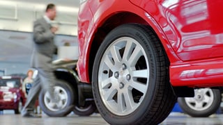 Garascha cun autos novs.