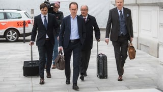 L'anteriur secretari general da la Fifa Urs Linsi (segund da sanestra) cun ses advocats al tribunal penal a Bellinzona.