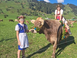 Mädchen in Tracht beim Alpabzug in Brigels
