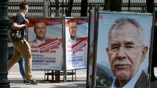 Placats da Norbert Höfer (FPÖ) e dad Alexander Van der Bellen (Verds).