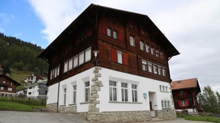 La chasa da scola da Ruschein en furma da chalet mez mir e mez lain