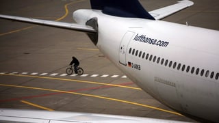 In um sin in velo davos in aviun da la Lufthansa.