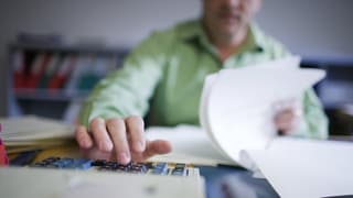 in um en chamischa verda ses en biro e fa quints cun in calculader