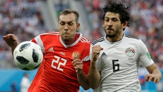 L'Egipzian Ahmed Hegazy (dretg) ed il Russ Artyom Dzyuba (sanester) en concurrenza per la balla.