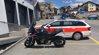 In töff sper in auto da polizia.