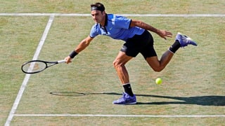 Federer en acziun e curra per la balla da tennis. 