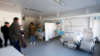 Persunas en ina chombra d'ospital a Genevra. 