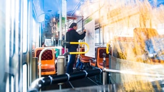 Purtret d'in bus en ina citad. 