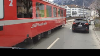 Viafier retica sper ina colona d'autos.