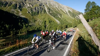 Ciclists direcziun pass da l'Alvra.