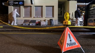 Sbarrament da la polizia avant il Cafe 56 a la Erlenstrasse a Basilea. Sbarrament da la polizia avant il Cafe 56 a la Erlenstrasse a Basilea.