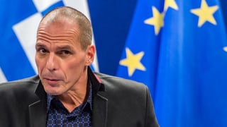 Il minister da finanzas grec Giannis Varoufakis avant la bandiera da l'UE.