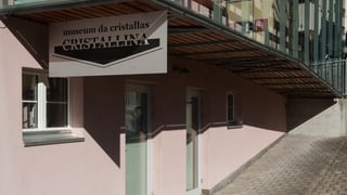 Il museum da cristals Cristallina sa chatta en il sutterren da la halla Cons a Mustér.