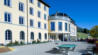 L'Institut Otalpin da Ftan da dadora cun la plazza da pausa.