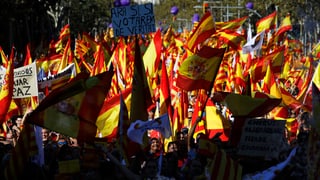 Demonstrants encunter l'independenza da la Catalugna.