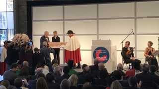 Il cusseglier federal Johann Schneider Ammann surdat simbolicamain la clav da la Chasa federala. 