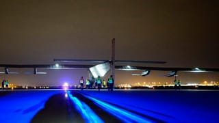 l'aviun Solar Impulse 2 curt avant la partenza a Tulsa en il stgir da la damaun