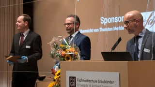 Trais umens en vestgì sin tribuna. Surdada da diplom a la FH GR
