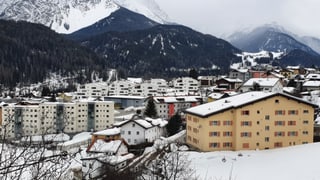 La vischnanca da Scuol cun diversas novas chasas amez