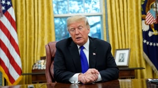 Purtret da Donald Trump che guarda trumpà. 