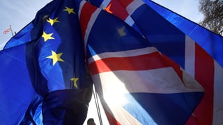 Purtret d'ina bandiera da l'UE ed ina da la Gronda Britannia. 