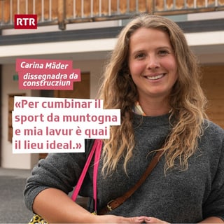 Junge Frau vor Wohnhaus