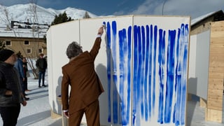 Um che malegia cun colur blaua. Um che malegia cun colur blaua.