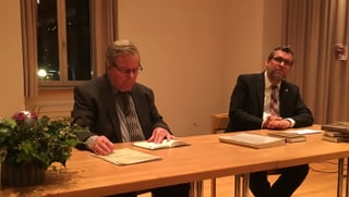 Isidor Winzap (sen.) e Jan-Andrea Bernhard durant la presentaziun dal Tschespet.