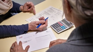 Discurs da cussegliaziun da finanzas, maisa cun mauns da duas dunnas e cedels.