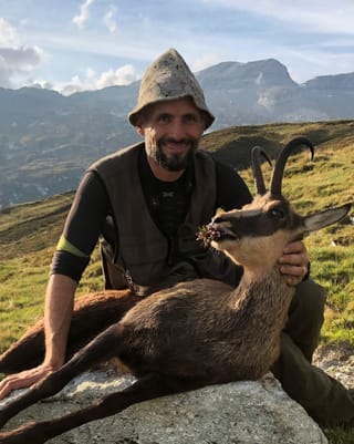Buc chamutsch sajettà da Curdin Camenisch en l'Alp Dadens a Ladir.