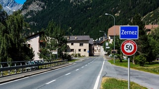 L'entschatta da Zernez cun tabla da vischnanca.