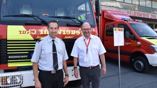 Il cumandant dals pumpiers ensemen cun il directur dal bus da Cuira. 