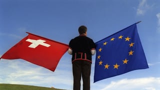 Bandieras da la Svizra e da l'UE.