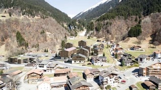 La visualisaziun dad intginas chasas amez il vitg, fabritgadas en stil da chalets gronds sco usità a Claustra.