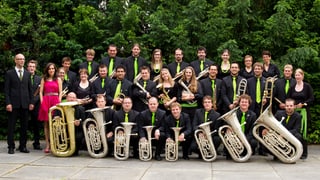 Brass Band Sursilvana stat si en gruppa cun lur instruments.