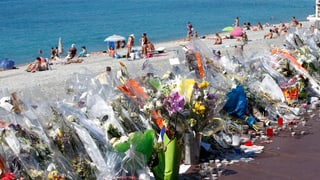 Flurs al lieu d'attentat a Nizza.