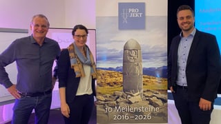 Da sanester: Reto Küng, president da la cumissiun da bajegiar, Nina Vuillemin, manadra da project ed Andreas Riedi, president dal cussegl d'administraziun da las pendicularas Brambrüesch Chur Dreibündenstein. Els èn avant il placat cun si UFFA Projekt, 10 Meilensteine 2016-2026