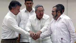 Il president columbian Santons (san.), il president cuban Raul Castro (mez) ed il schef da la FARC Timochenko (dre.)