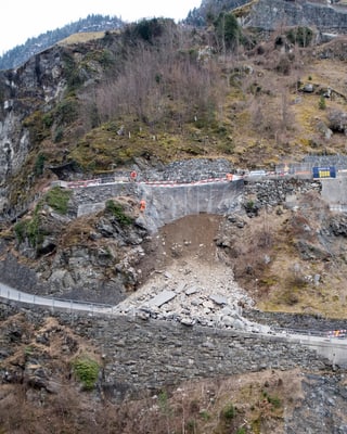 Ins vesa la bova che ha destruì la via tranter Amsteg e Bristen. Ins vesa la bova che ha destruì la via tranter Amsteg e Bristen.