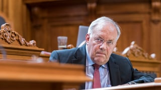 Cusseglier federal Johann Schneider Ammann sesa en la chombra da parlament e taidla tiers.