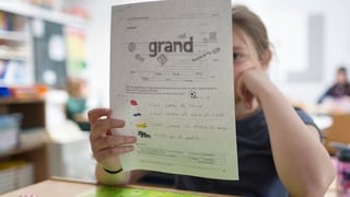 scolara cun in fegl da franzos